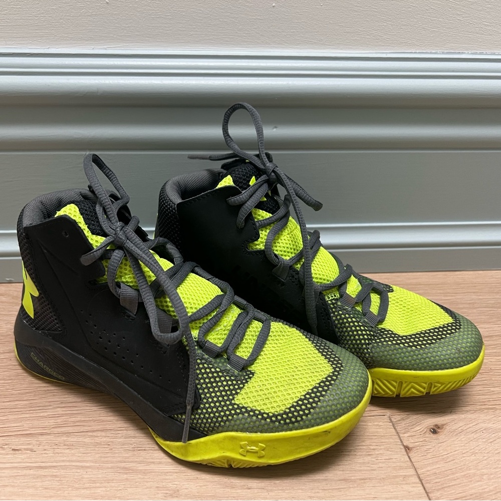 Under armour basketball shoes (grade school size 4)